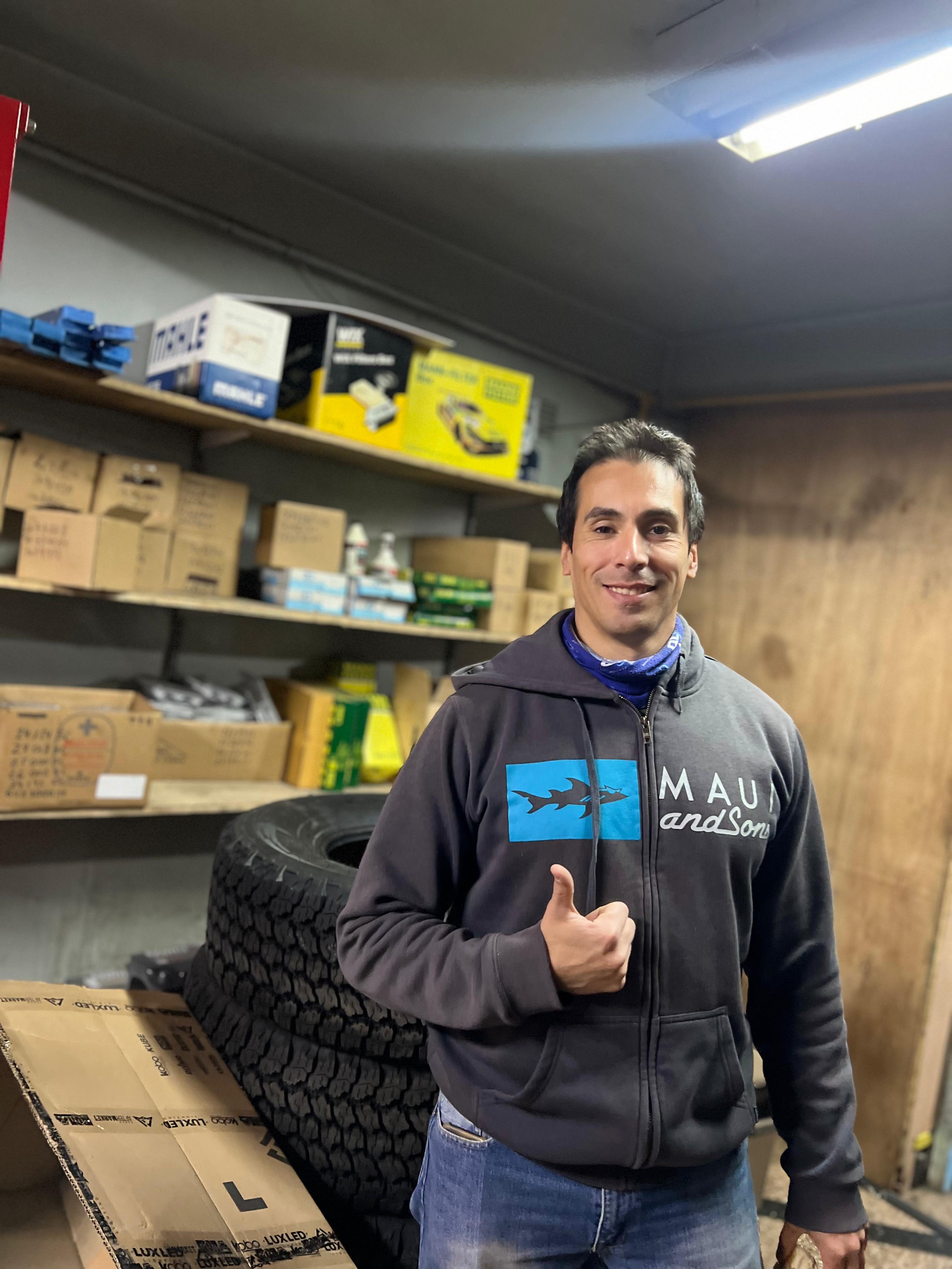 Mecánicos de Quicklube trabajando en el taller de Mendoza