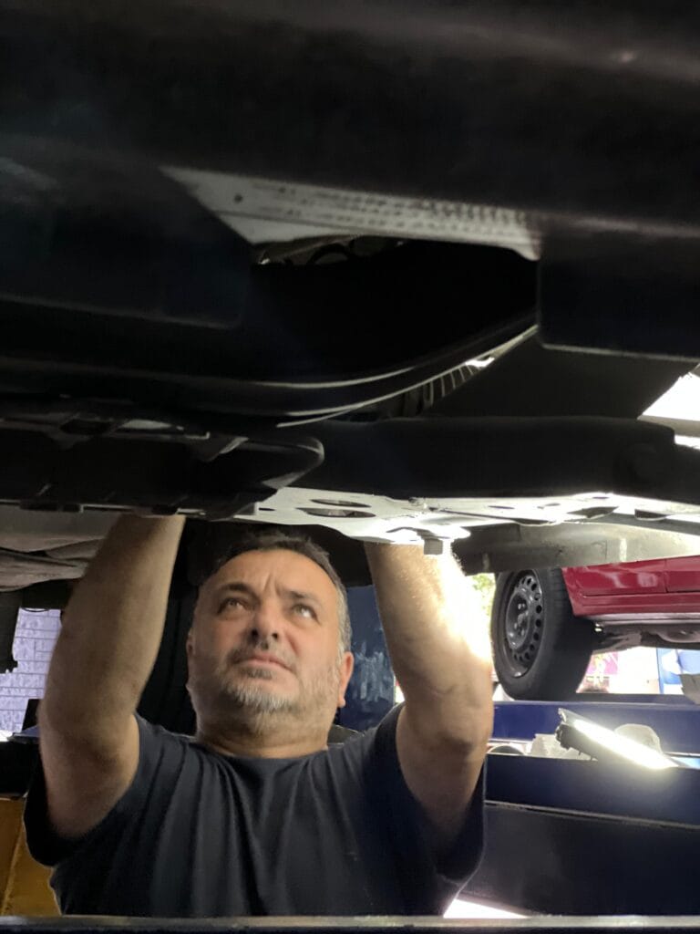 mecanico trabajando cambiando los lubricantes de un auto