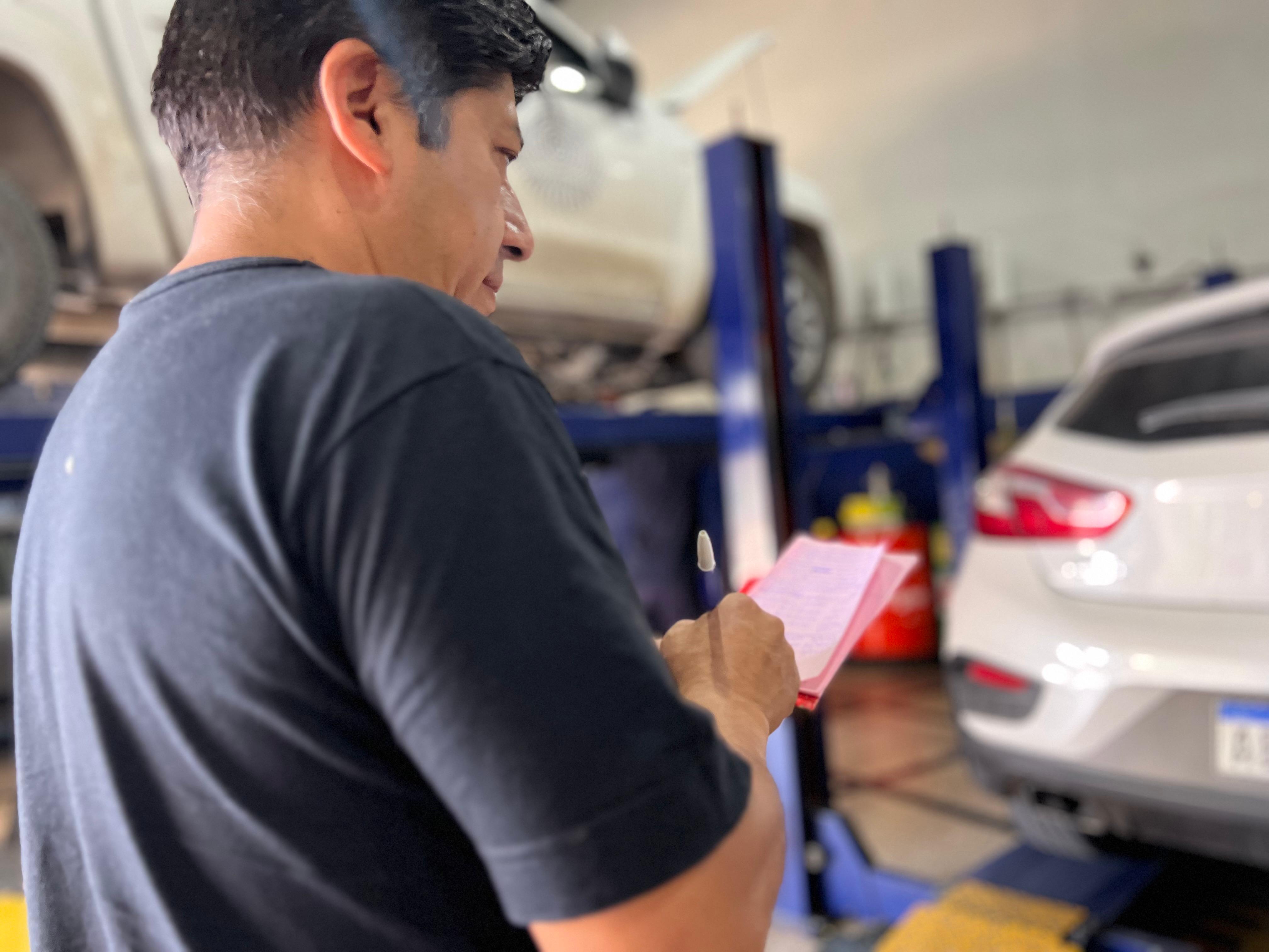 Personal de Quicklube atendiendo un vehículo