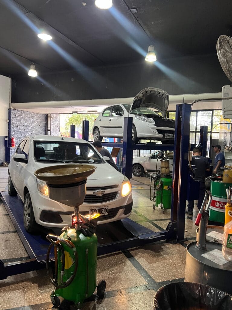 Somos un Lubricentro integral de cambio de Lubricantes, Filtros, Líquidos de vehículos livianos (motocicletas, automóviles, utilitarios, camionetas, 4×4, ...