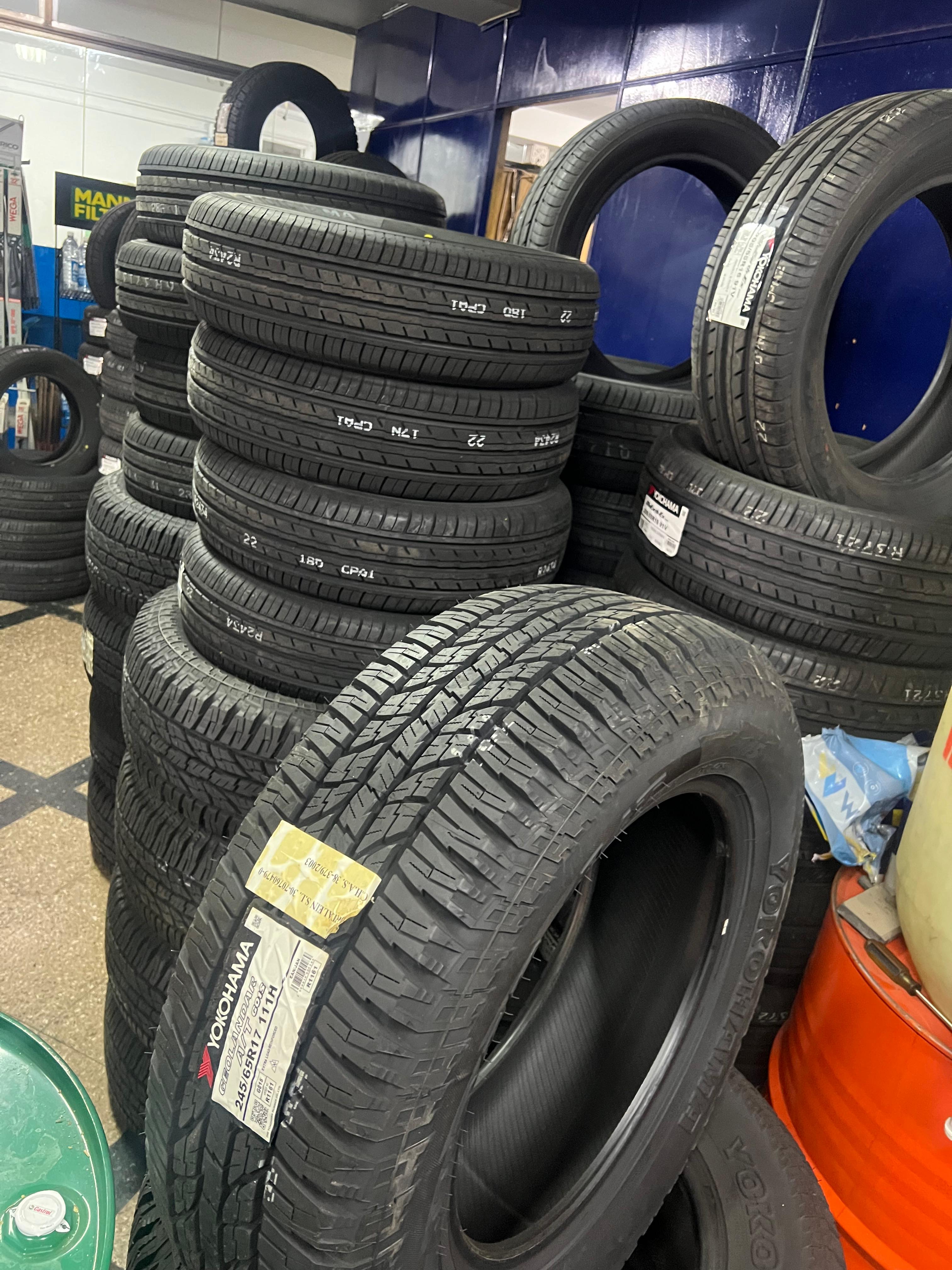Equipo de Quicklube colocando neumáticos en Mendoza